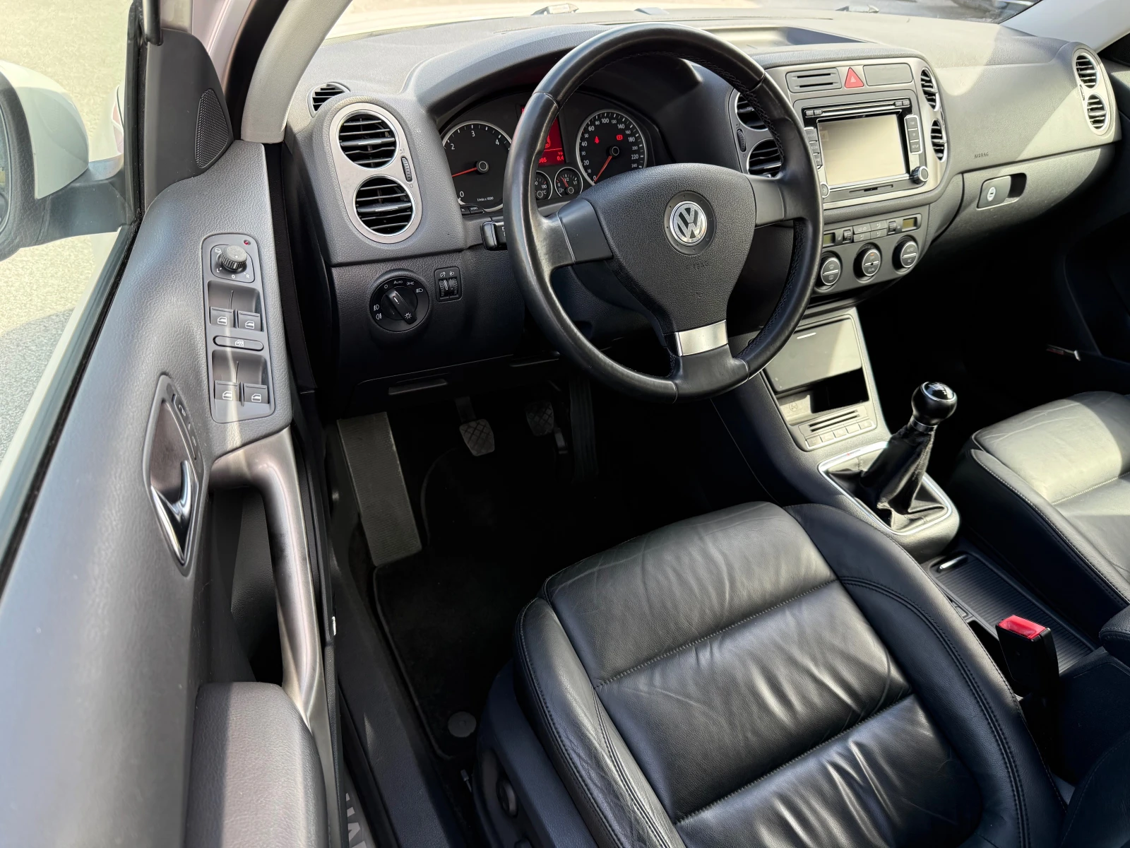 VW Tiguan 2.0 TDI Track & Field 4Motion, снимка 10 - Автомобили и джипове - 56292857
