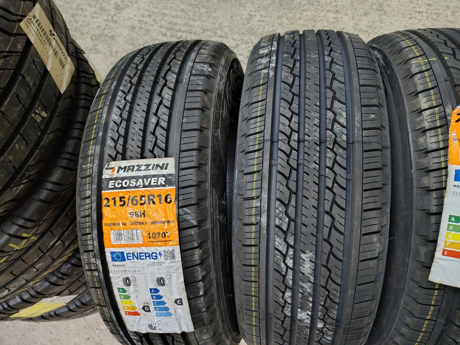 Гуми Летни 215/65R16, снимка 2 - Гуми и джанти - 53752002