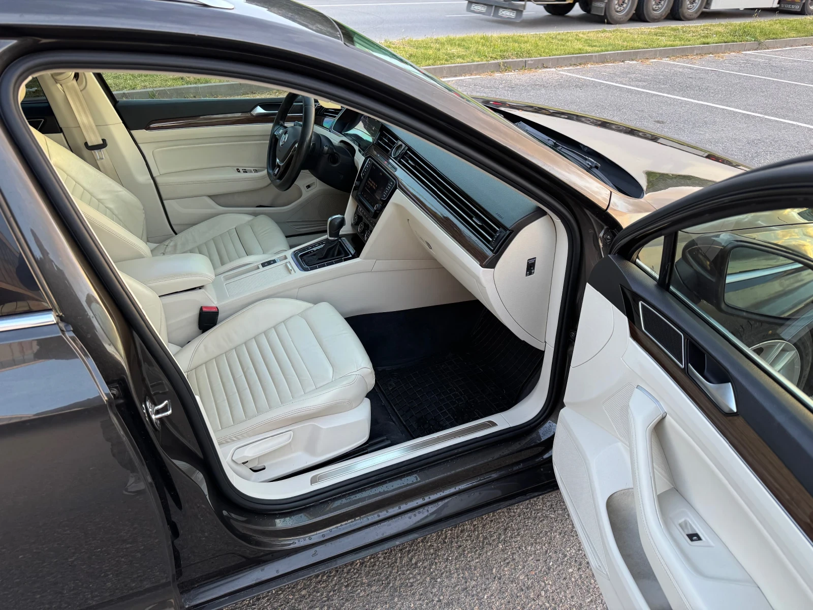 VW Passat FULL LED ТОП ! 2.0TDI 190/DIGITAL/CAMERA/PANORAMA, снимка 9 - Автомобили и джипове - 53713196