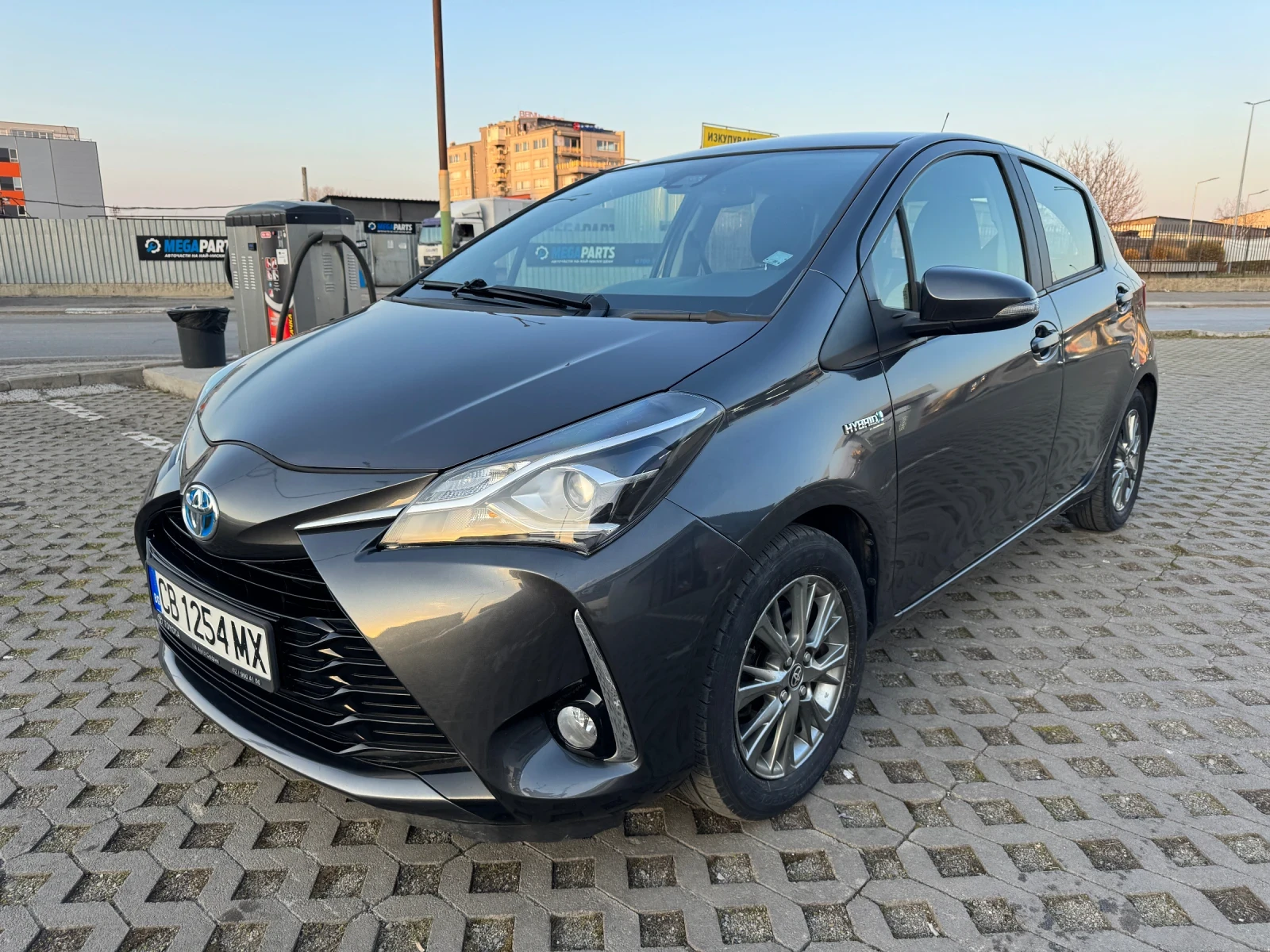 Toyota Yaris 1.5 Hybrid , снимка 2 - Автомобили и джипове - 53869096