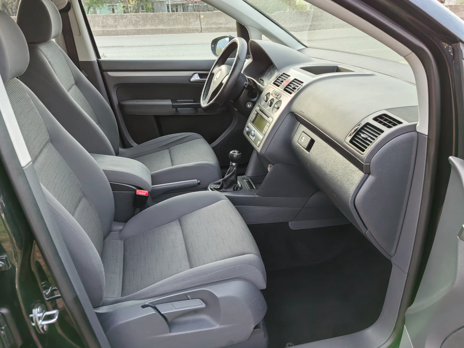 VW Touran 1.9tdi 105ps 6+ 1, снимка 14 - Автомобили и джипове - 54208357