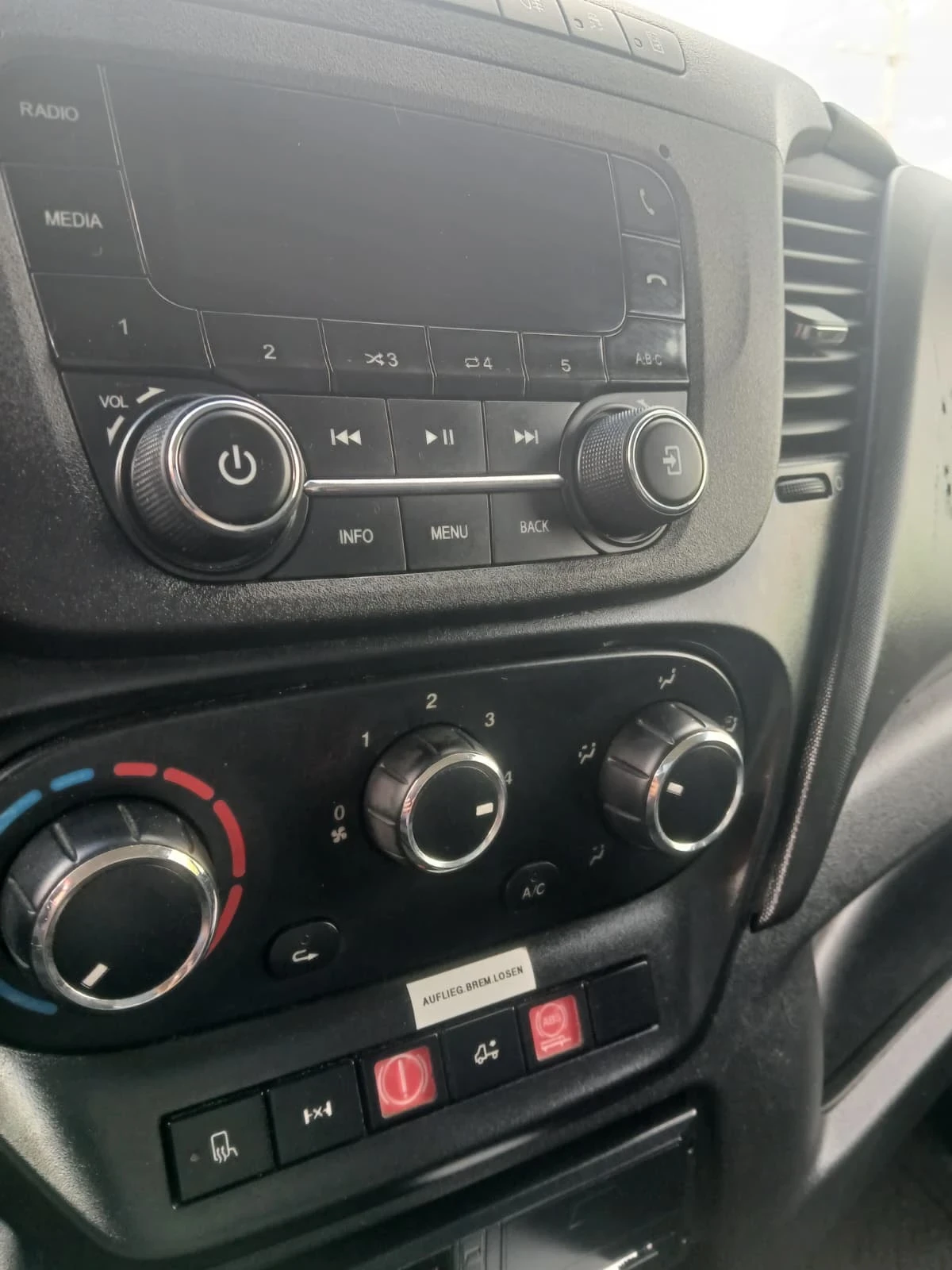 Iveco Daily 3.0HPI* 35C18* Климатик* Тристранен самосвал, снимка 4 - Бусове и автобуси - 55805023