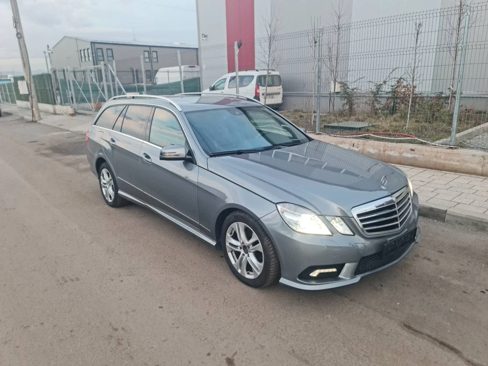 Mercedes-Benz E 350 4-MATIC AMG-paket БЕНЗИНОВ, снимка 1