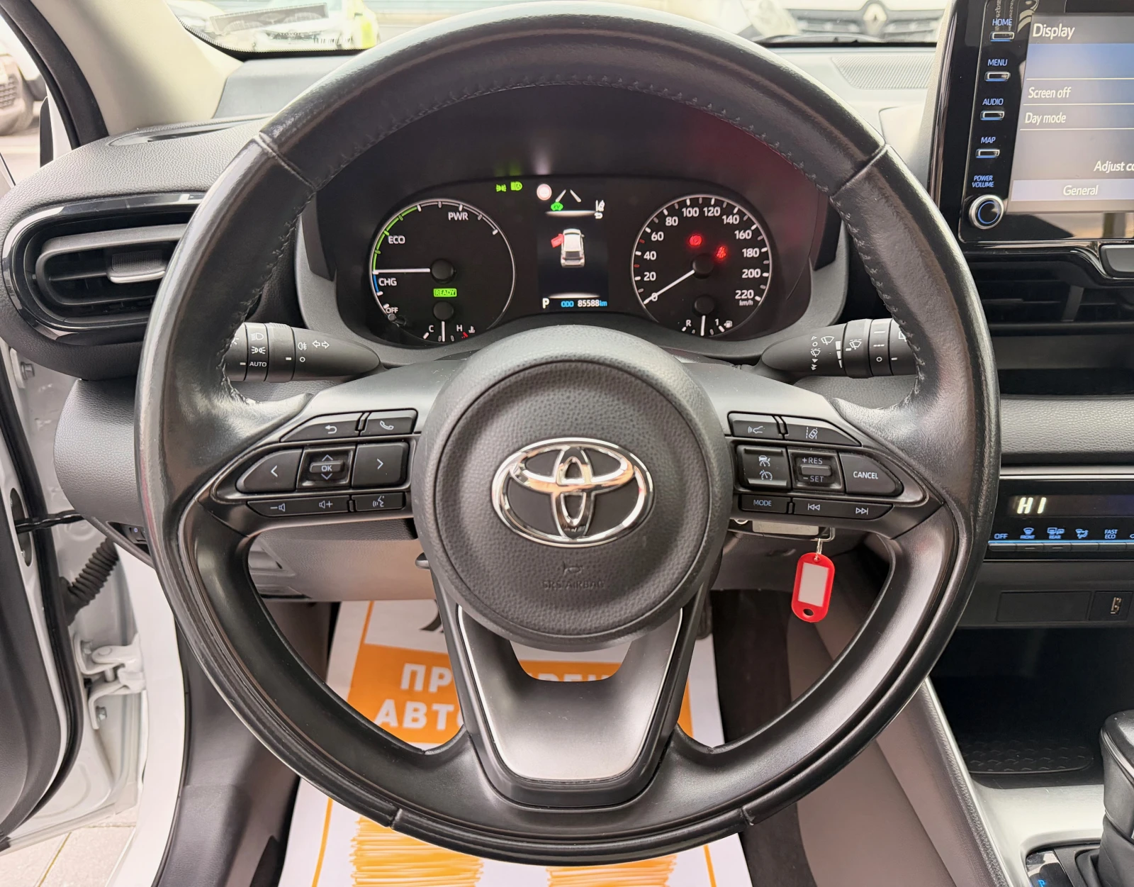 Toyota Yaris 1.5 Hybrid / 115 к.c.  / automat / - изображение 8