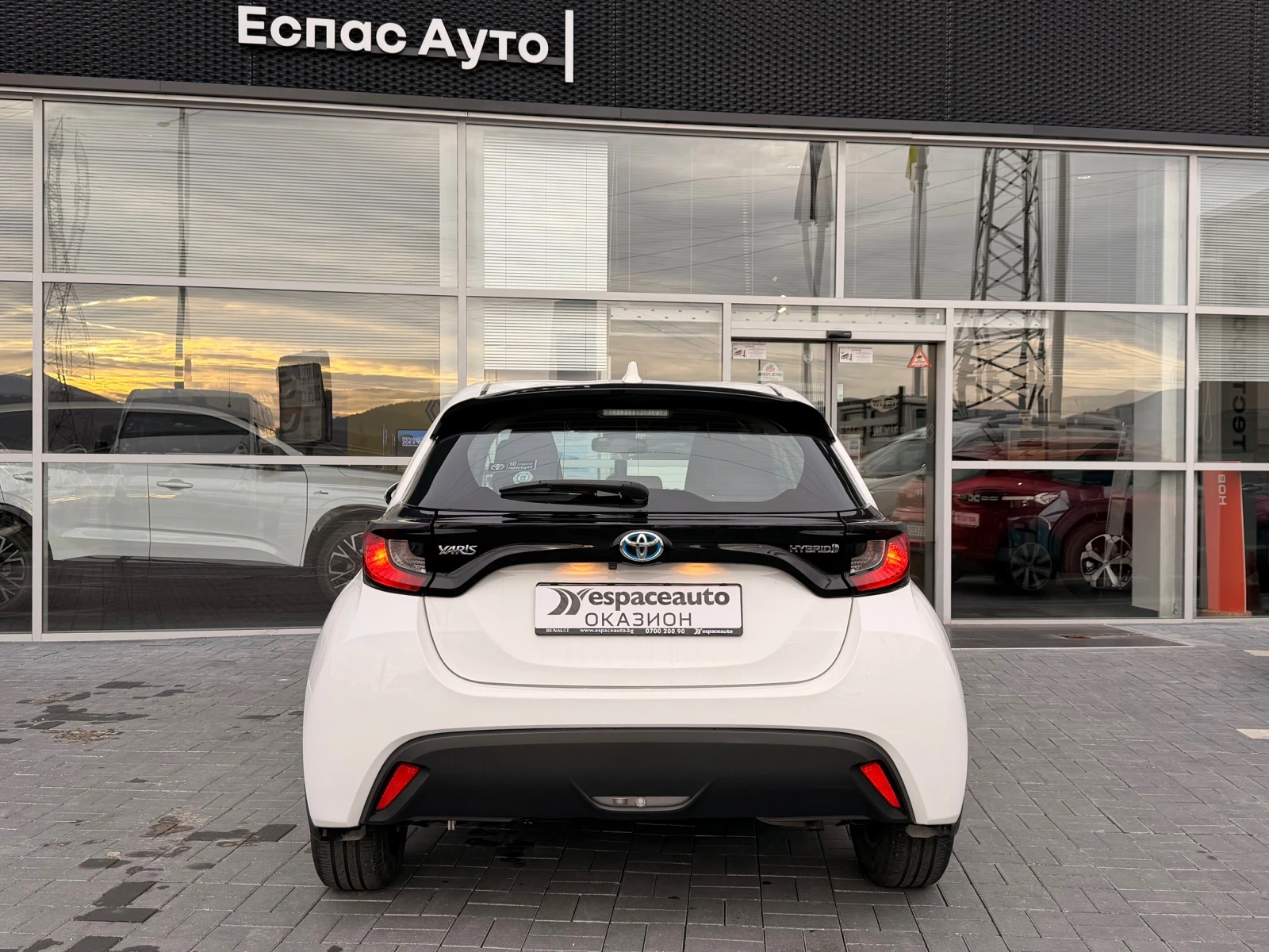 Toyota Yaris 1.5 Hybrid / 115 к.c.  / automat / - изображение 5