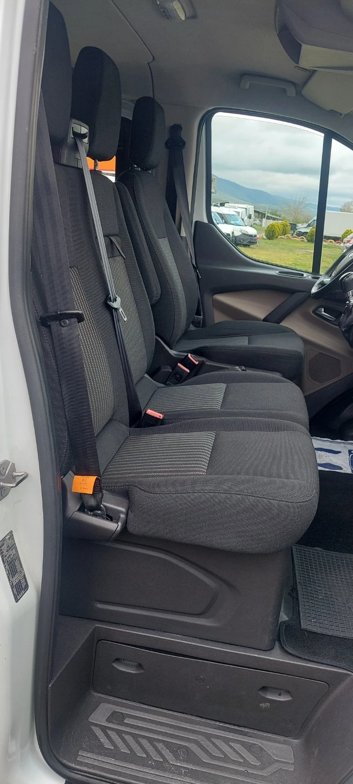 Ford Transit Custom 2.0 tdci клима, снимка 10 - Бусове и автобуси - 54283719