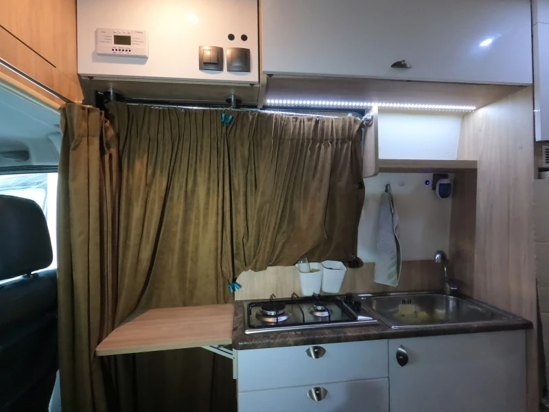 Кемпер LMC Cruiser 6m, снимка 13 - Каравани и кемпери - 50605137