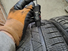 Гуми Зимни 235/35R19, снимка 4