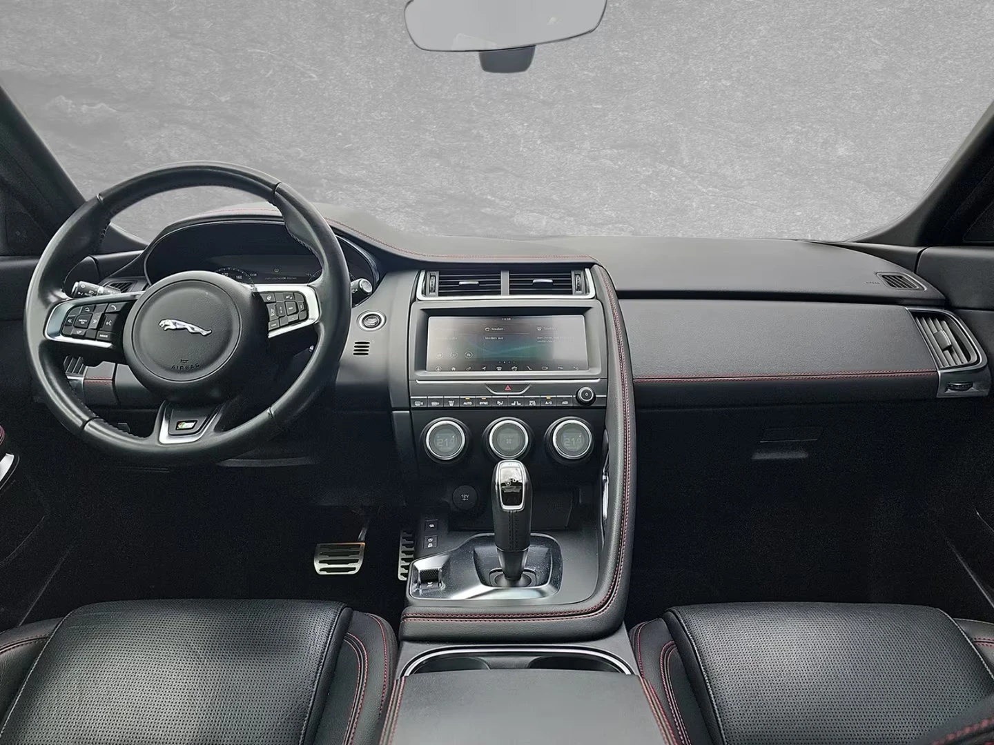 Jaguar E-pace CHEQUERED-FLAG/179HP/PANO/360/AWD/LED/KLESS/478g - изображение 7