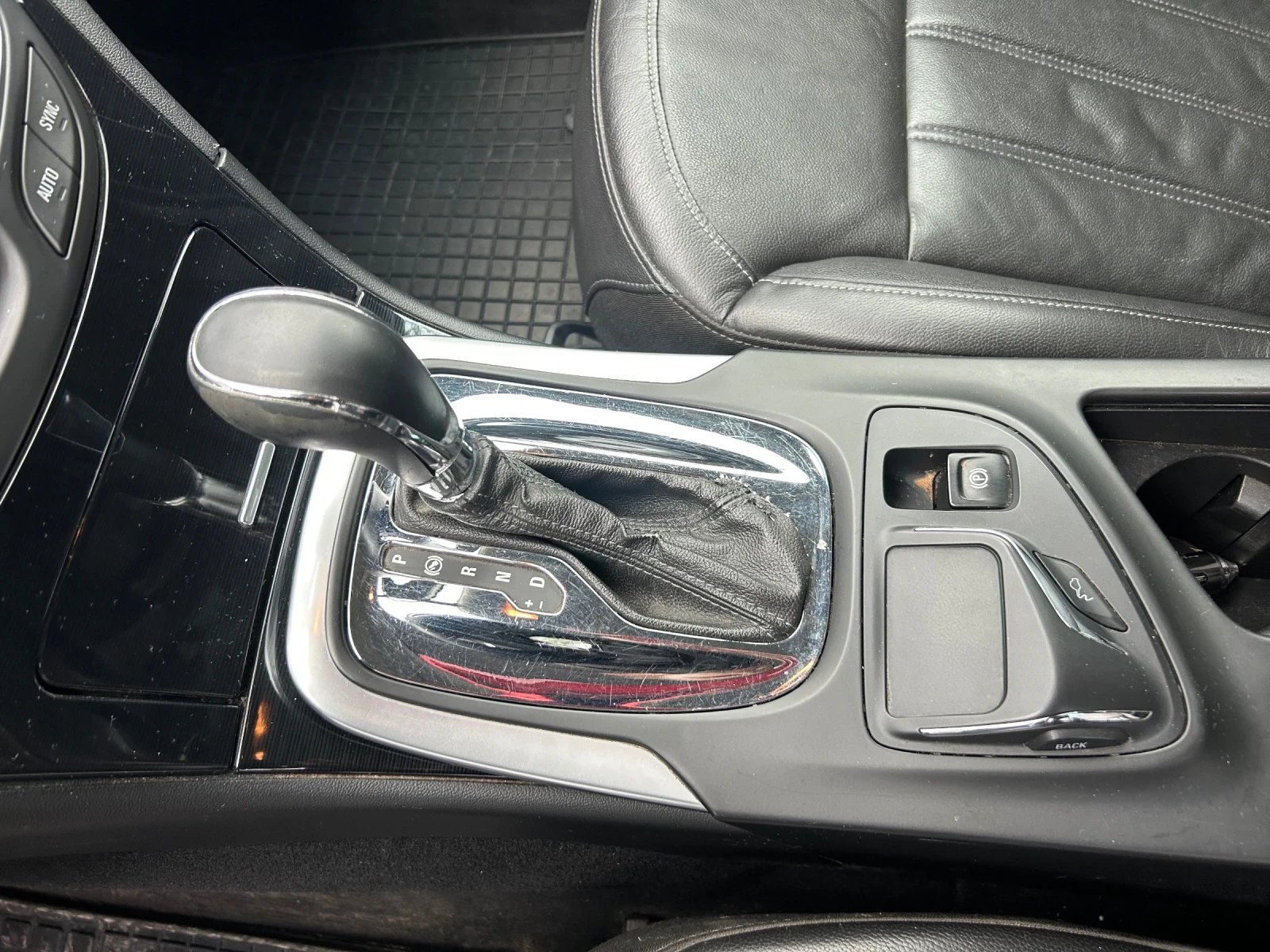 Opel Insignia 2.0 CDTI Sport Tourer 4x4, снимка 9 - Автомобили и джипове - 53894115