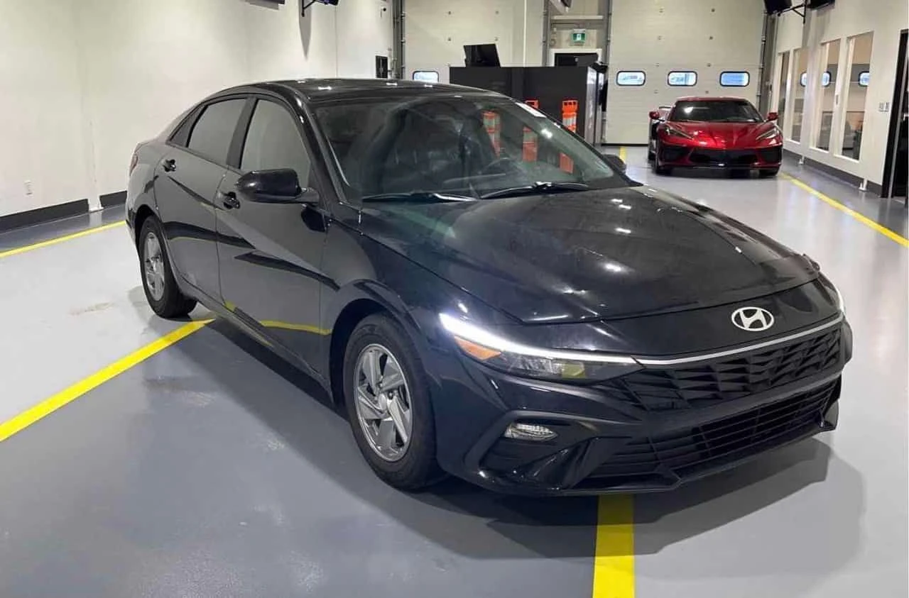 Hyundai Elantra * Essential * 2 КЛЮЧА* ПОДГРЕВ* KEYLESS* , снимка 10 - Автомобили и джипове - 53965463