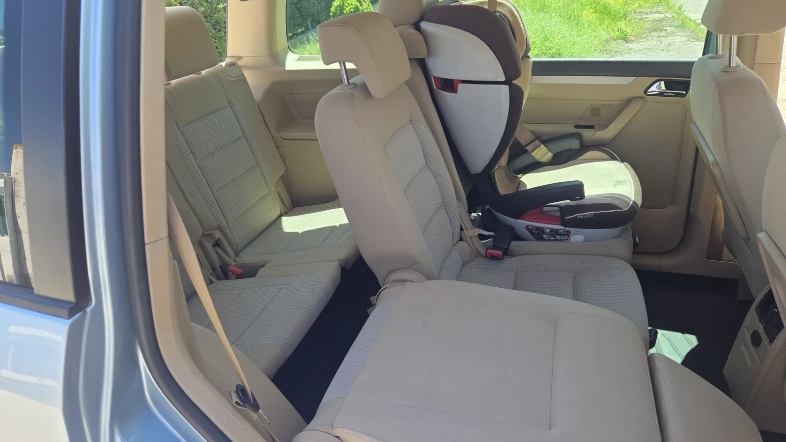 VW Touran 2.0 Газ/Бензин, снимка 14 - Автомобили и джипове - 54320758