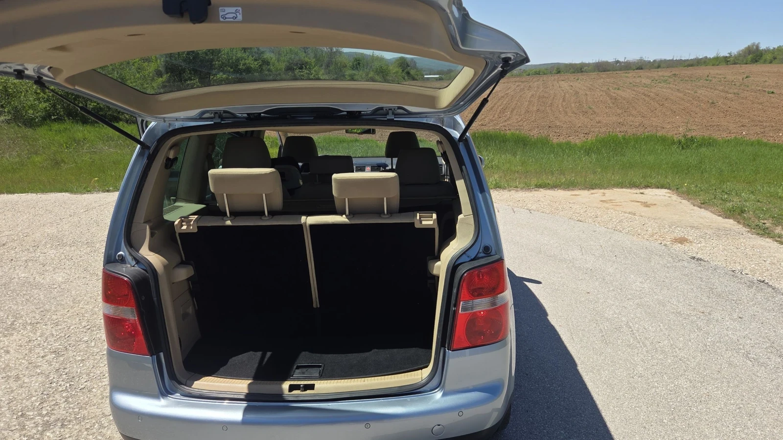 VW Touran 2.0 Газ/Бензин, снимка 13 - Автомобили и джипове - 54320758