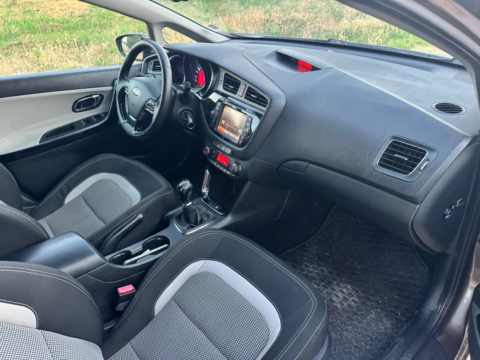 Kia Ceed 1.6 CRDI, снимка 3 - Автомобили и джипове - 55092395