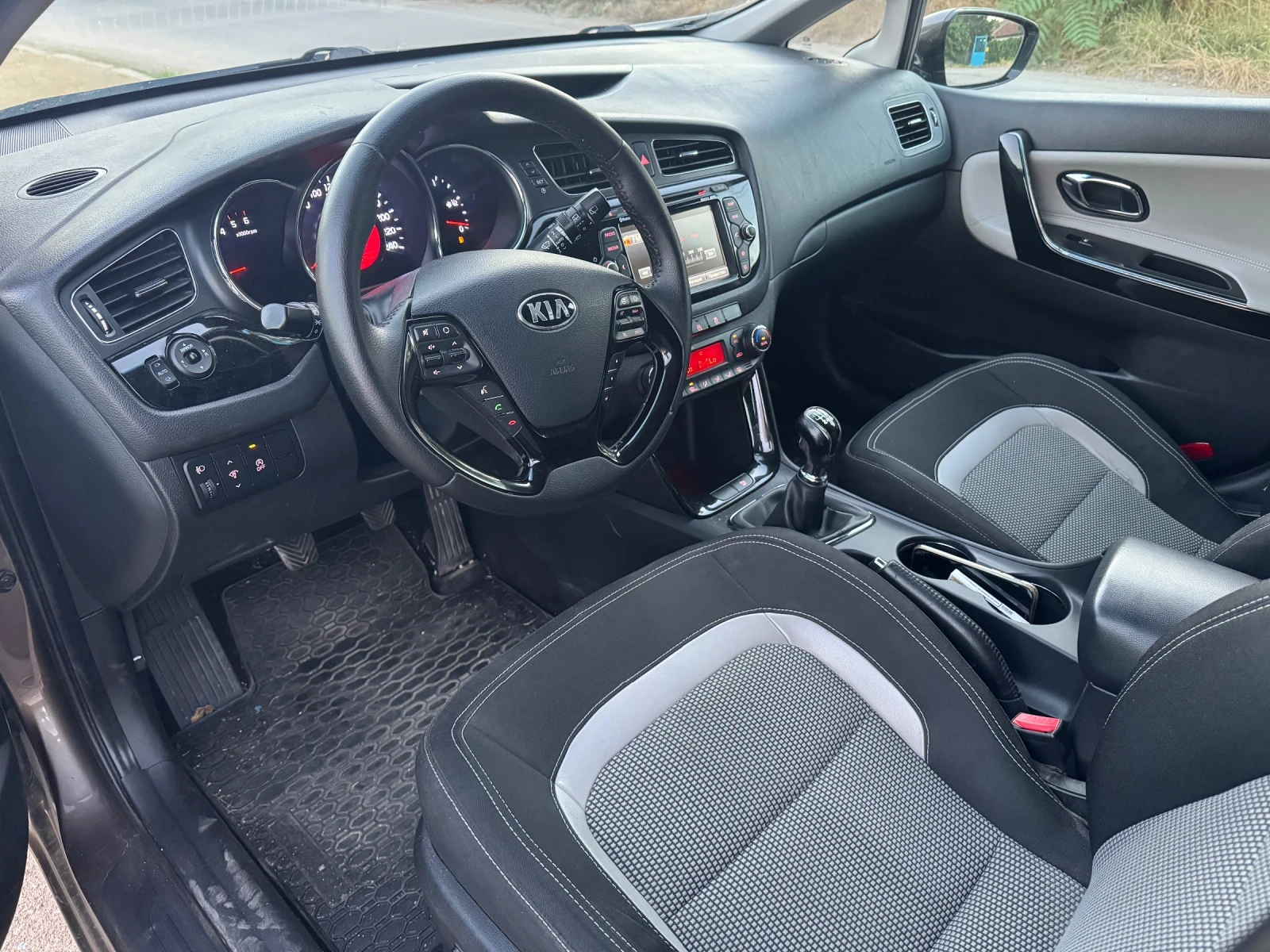 Kia Ceed 1.6 CRDI, снимка 4 - Автомобили и джипове - 55092395