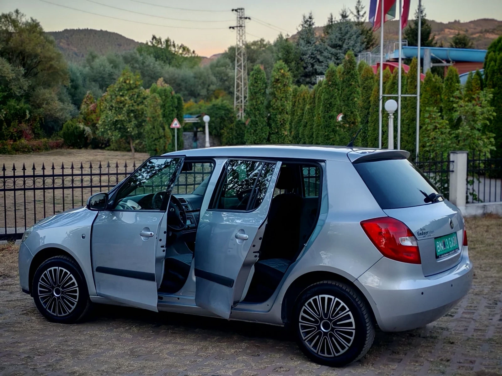 Skoda Fabia 1.2MPI(60)* FACELIFT* КЛИМАТРОНИК* , снимка 4 - Автомобили и джипове - 56215979