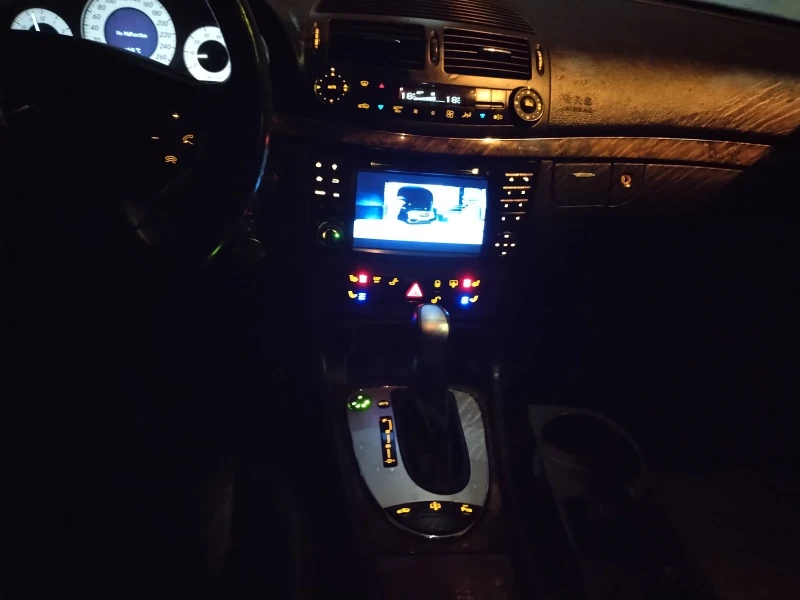 Mercedes-Benz E 320 E320 AMG  пакет Газ, снимка 13 - Автомобили и джипове - 52814917