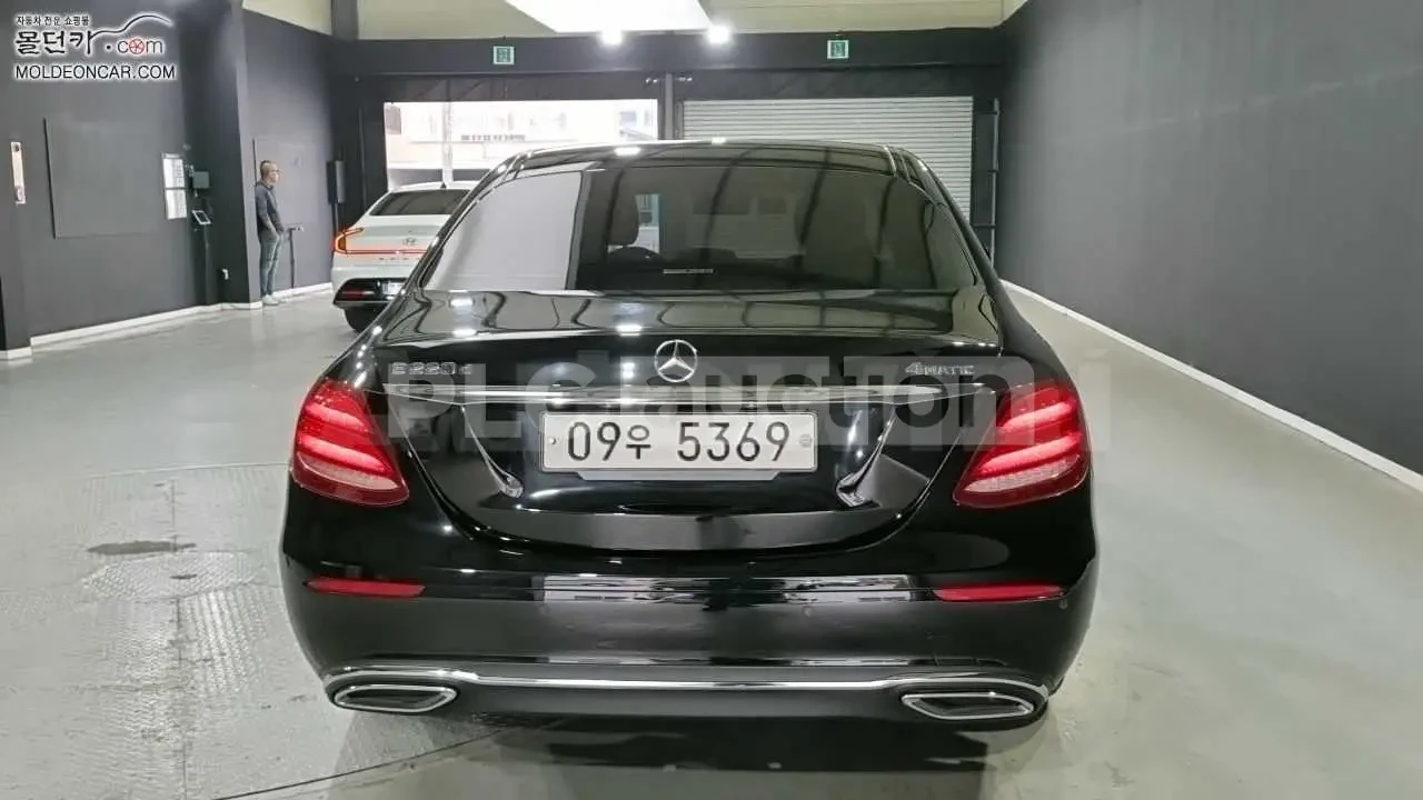 Mercedes-Benz E 220 ПОДГРЕВИ * ПАНО * АВТОКРЕДИТ БЕЗ ПЪРВОНАЧАЛНА * , снимка 4 - Автомобили и джипове - 54555026