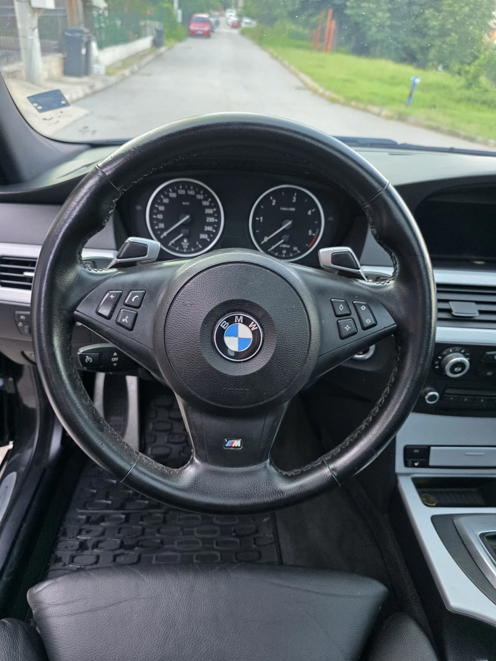 BMW 535 D 286HP * SAT * KEYLESS * SOFTCLOSE * M-PACK * LOG, снимка 14 - Автомобили и джипове - 54811924