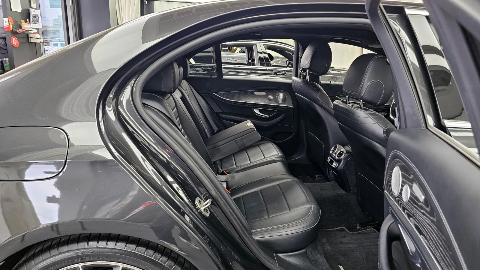 Mercedes-Benz E 350 4MATIC AMG Line Edition, снимка 10 - Автомобили и джипове - 55435277