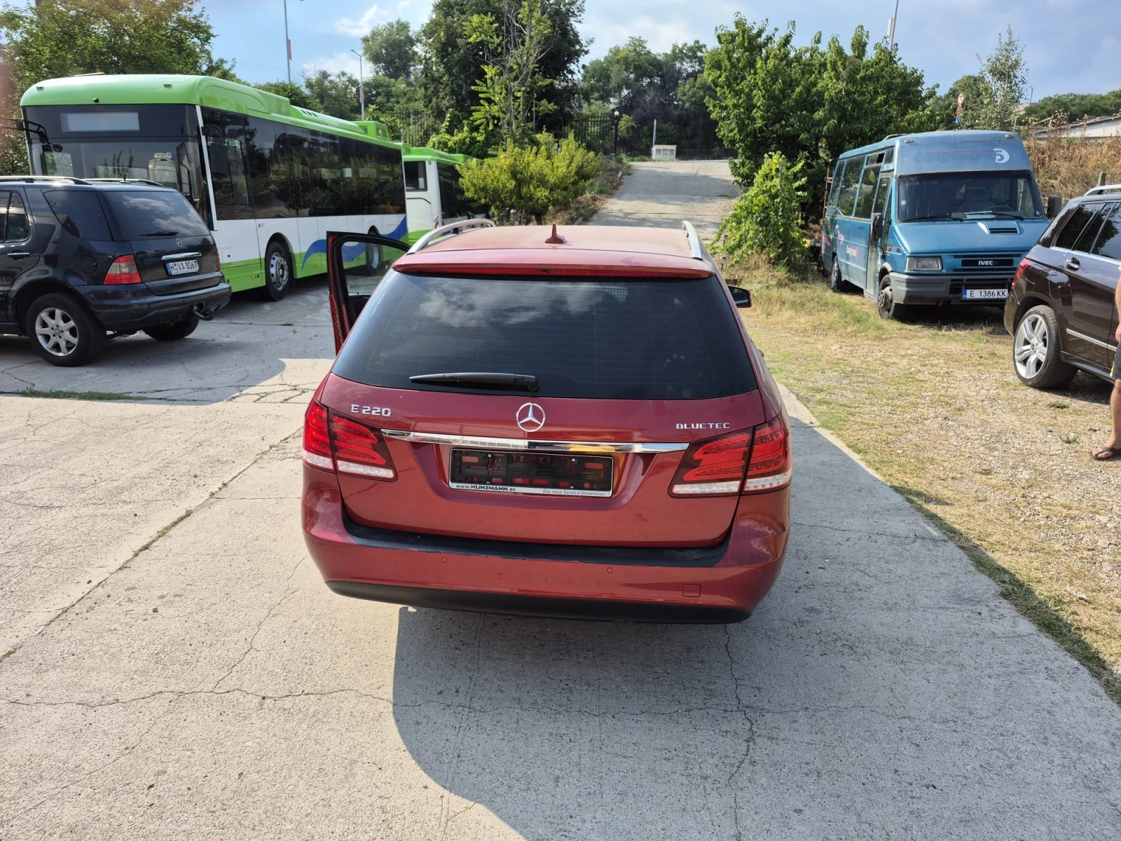 Mercedes-Benz E 220, снимка 2 - Автомобили и джипове - 55504841