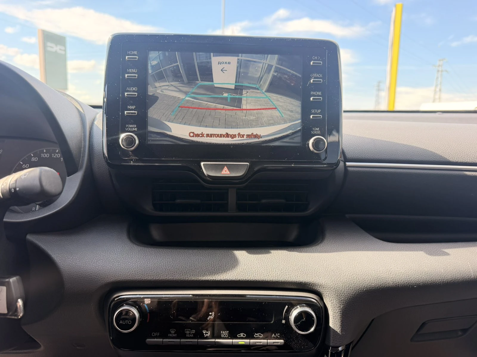 Toyota Yaris 1.5 Hybrid 116 к.с, снимка 13 - Автомобили и джипове - 56305105
