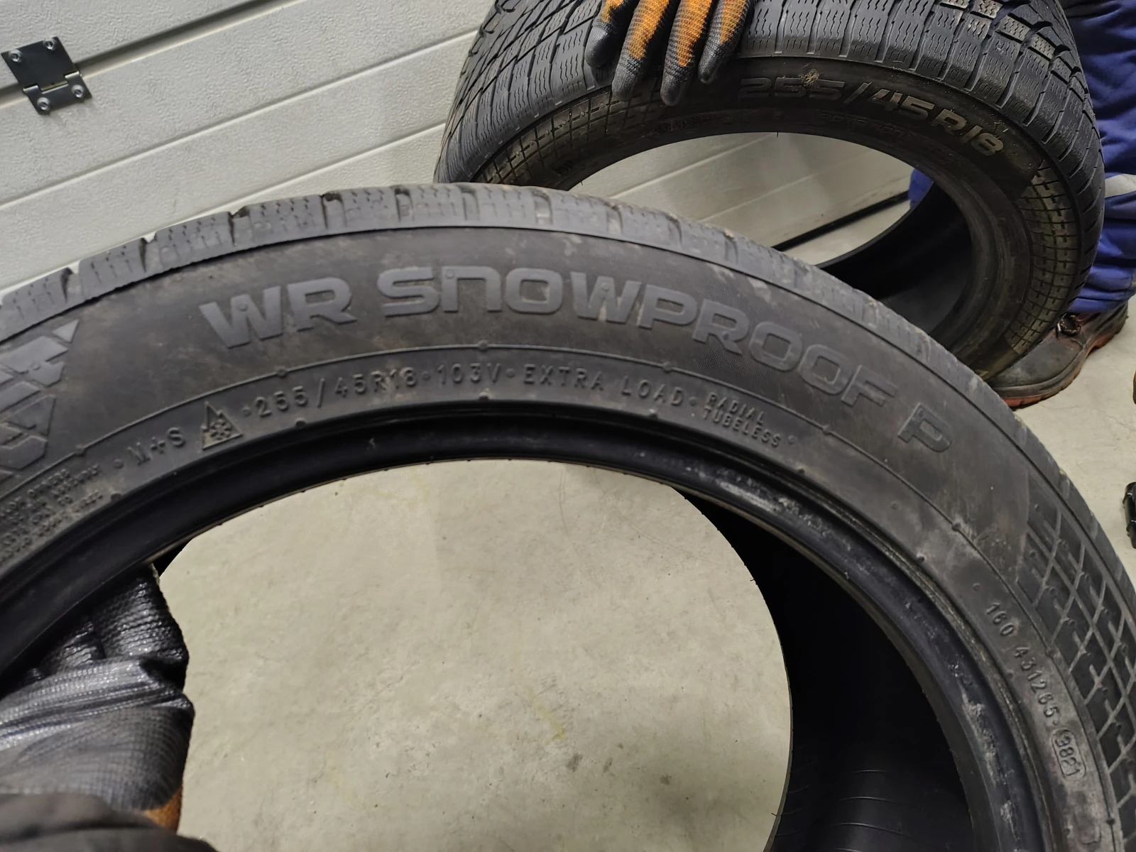 Гуми Зимни 255/45R18, снимка 5 - Гуми и джанти - 55835156