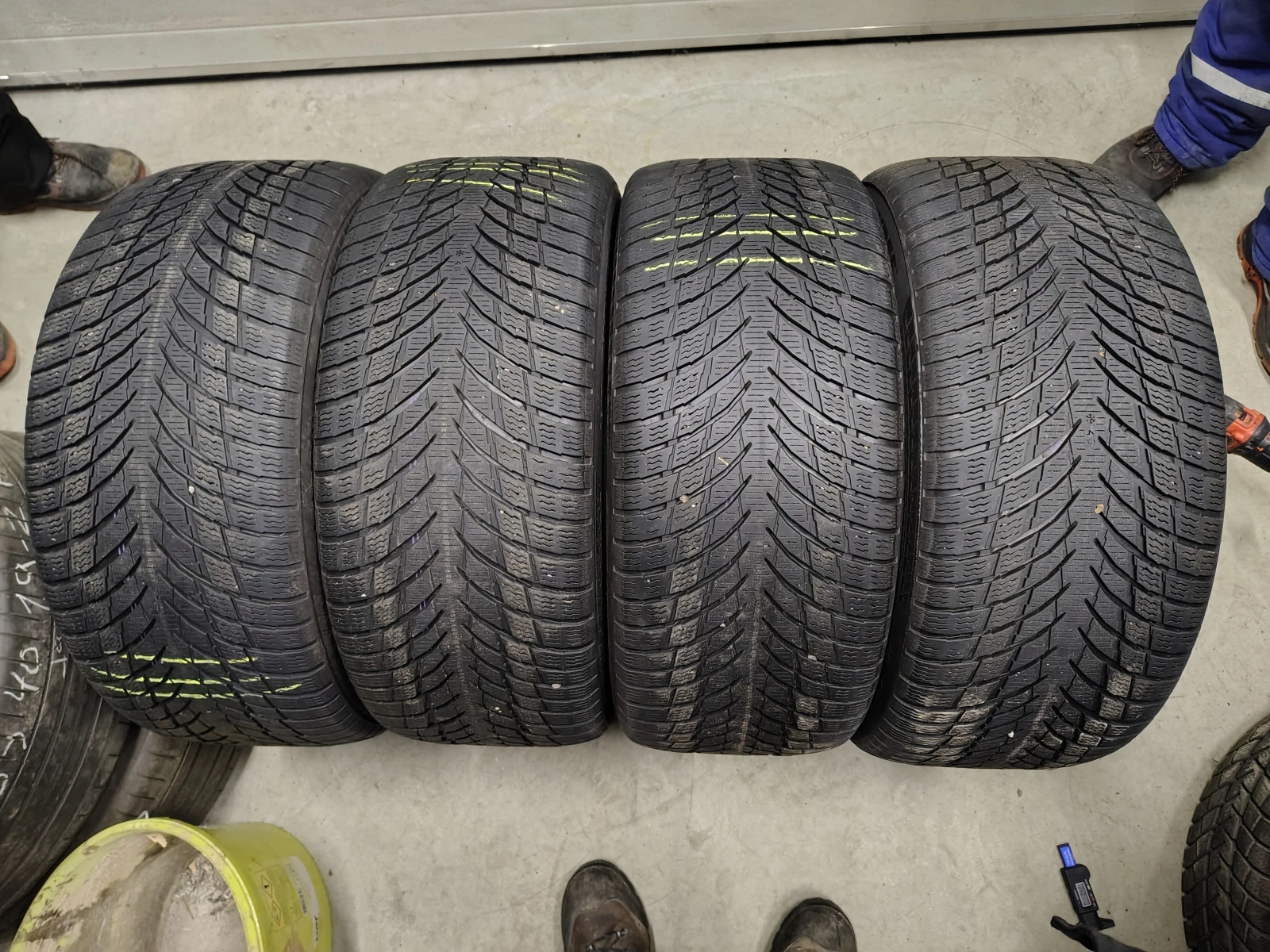 Гуми Зимни 255/45R18, снимка 2 - Гуми и джанти - 55835156