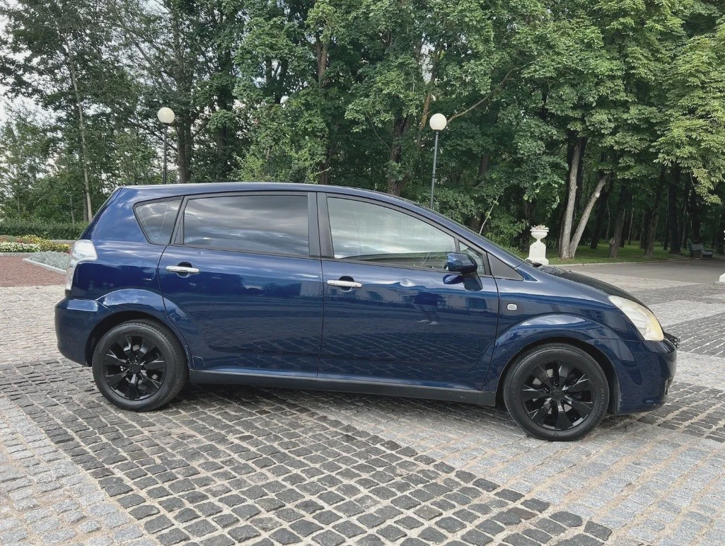 Toyota Corolla verso 2.2D-4D , снимка 2 - Автомобили и джипове - 54566265