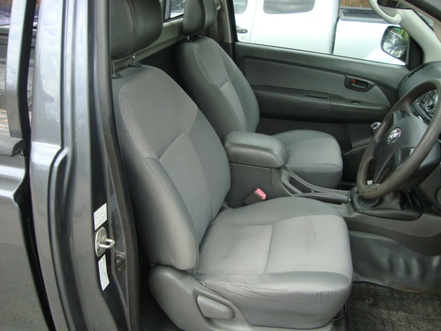 Toyota Hilux 2.5 d-4d, снимка 10 - Автомобили и джипове - 54221212