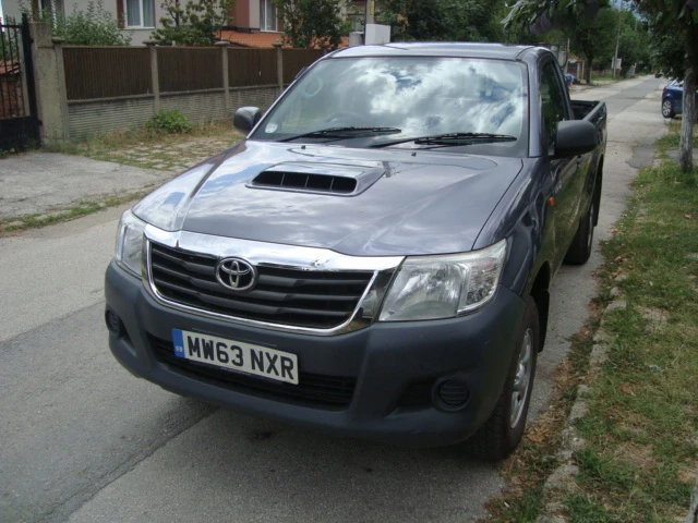 Toyota Hilux 2.5 d-4d, снимка 3 - Автомобили и джипове - 54221212