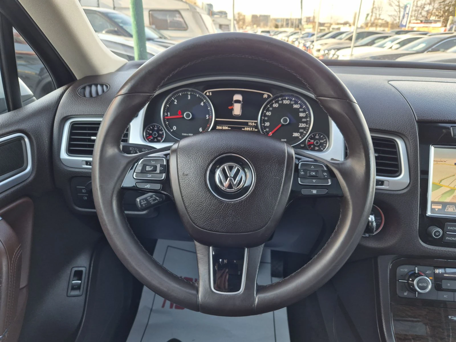 VW Touareg 3.0D-EXECUTIVE-ПАНОРАМА-LED, снимка 9 - Автомобили и джипове - 53786539