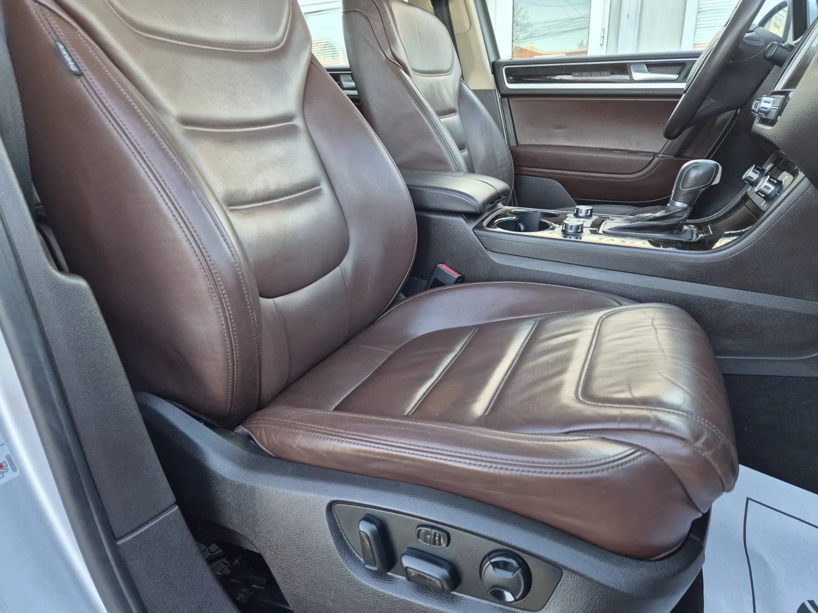 VW Touareg 3.0D-EXECUTIVE-ПАНОРАМА-LED, снимка 13 - Автомобили и джипове - 53786539