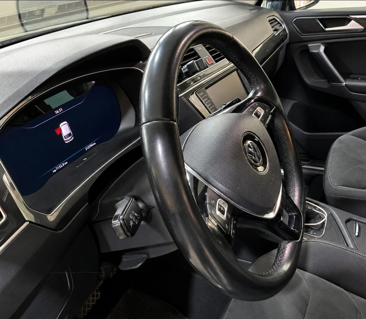 VW Tiguan 2.0TDI EXECUTIVE DSG7 DIGITAL COCKPIT FULL LED, снимка 5 - Автомобили и джипове - 56192576