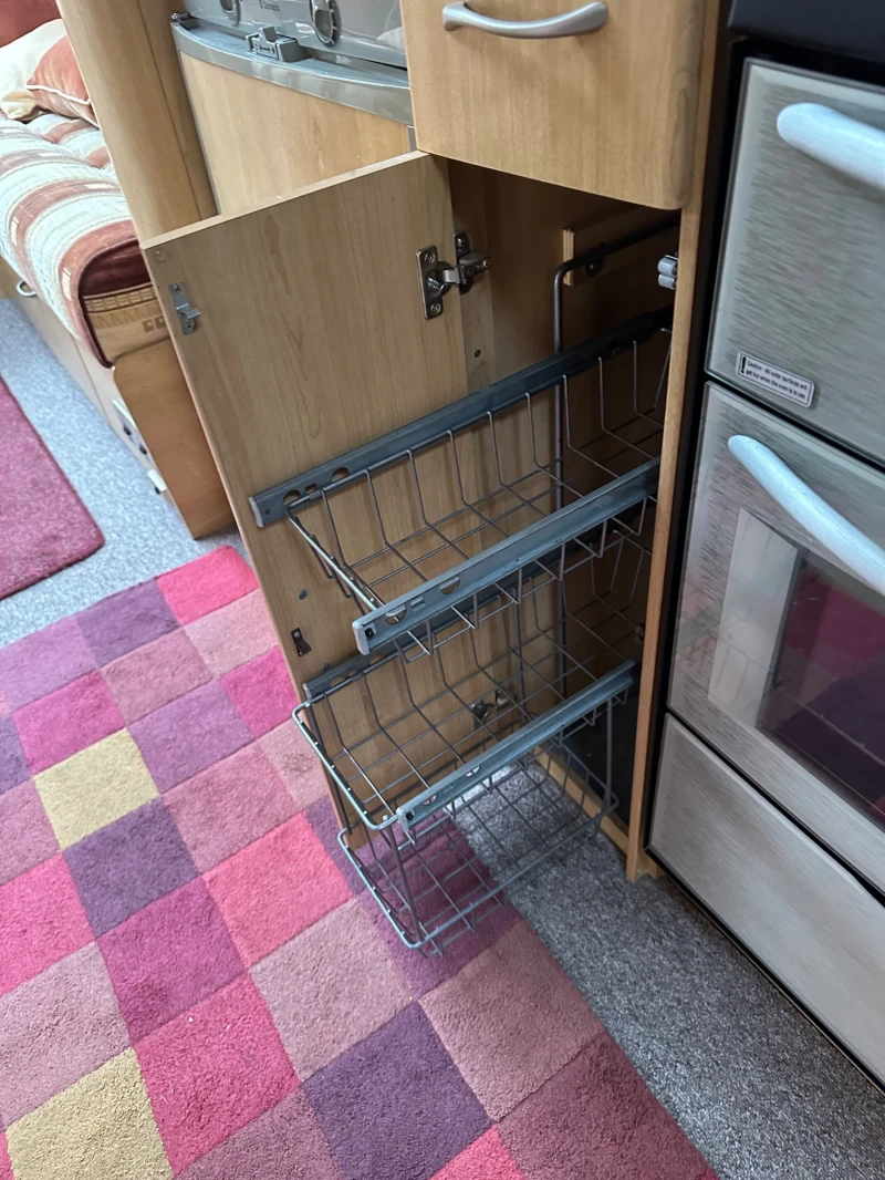 Каравана Bailey Clubman, снимка 7 - Каравани и кемпери - 52939935