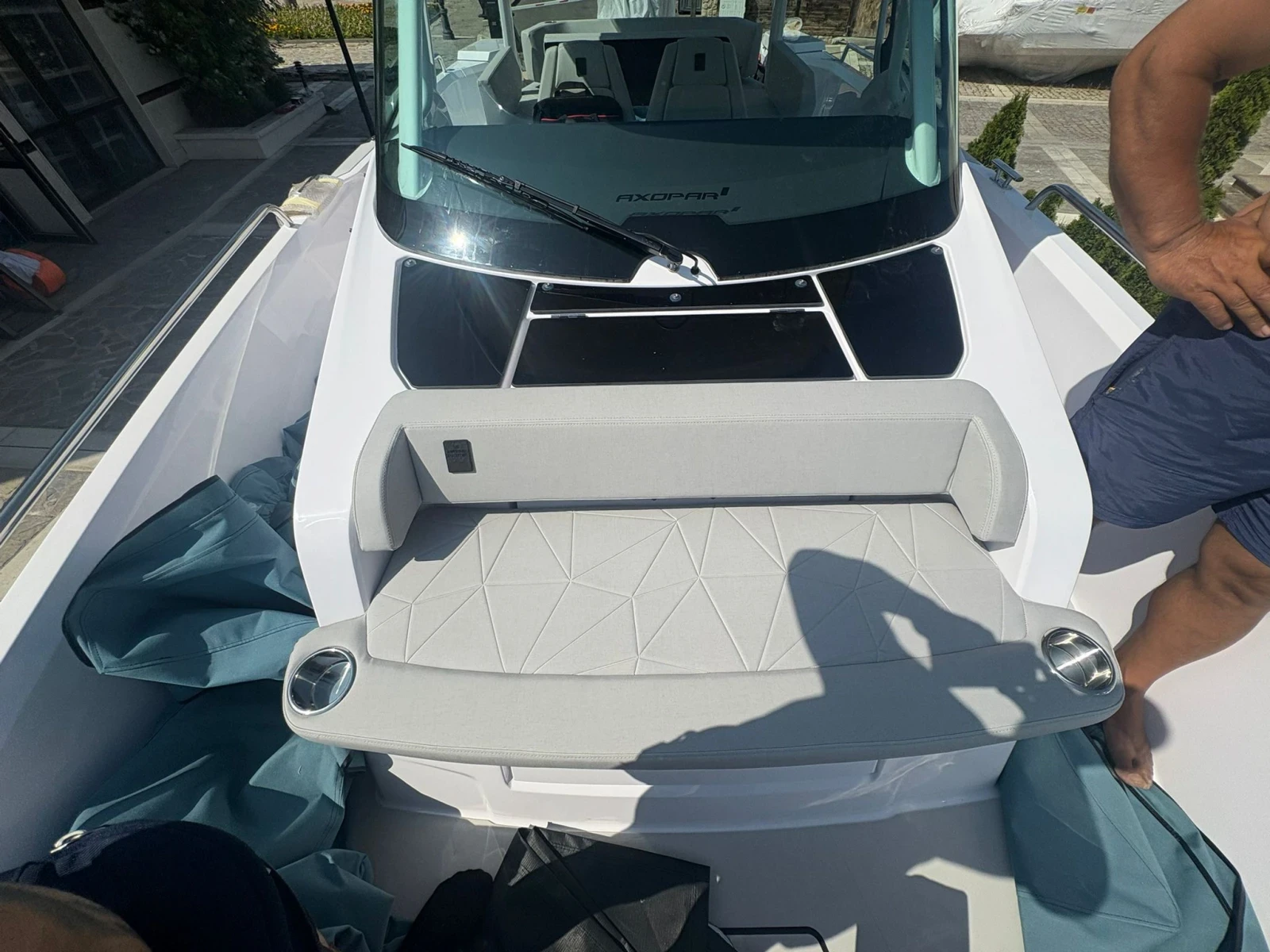 Моторна яхта Axopar 29 Sun Top - изображение 9