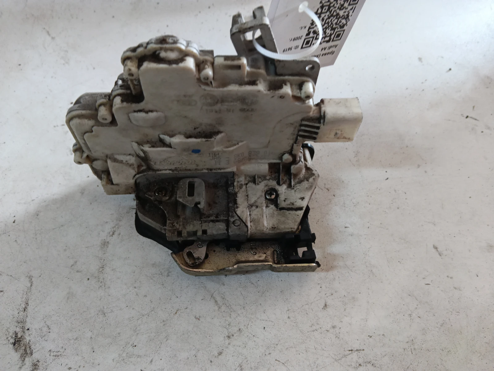брава (задна дясна) 8K0839016 Audi A4