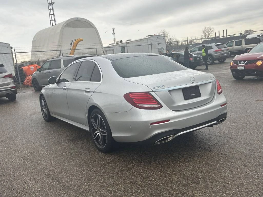 Mercedes-Benz E 300 CARFAX* BURMESTER * DISTRONIC * 360, снимка 3 - Автомобили и джипове - 54166577