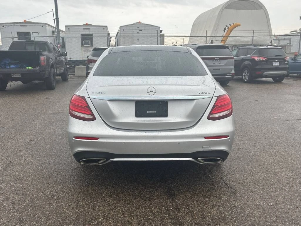 Mercedes-Benz E 300 CARFAX* BURMESTER * DISTRONIC * 360, снимка 4 - Автомобили и джипове - 54166577