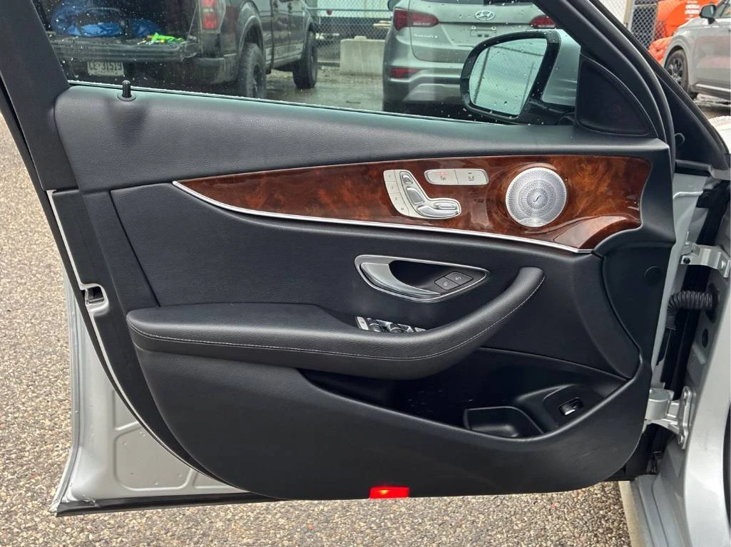 Mercedes-Benz E 300 CARFAX* BURMESTER * DISTRONIC * 360, снимка 14 - Автомобили и джипове - 54166577