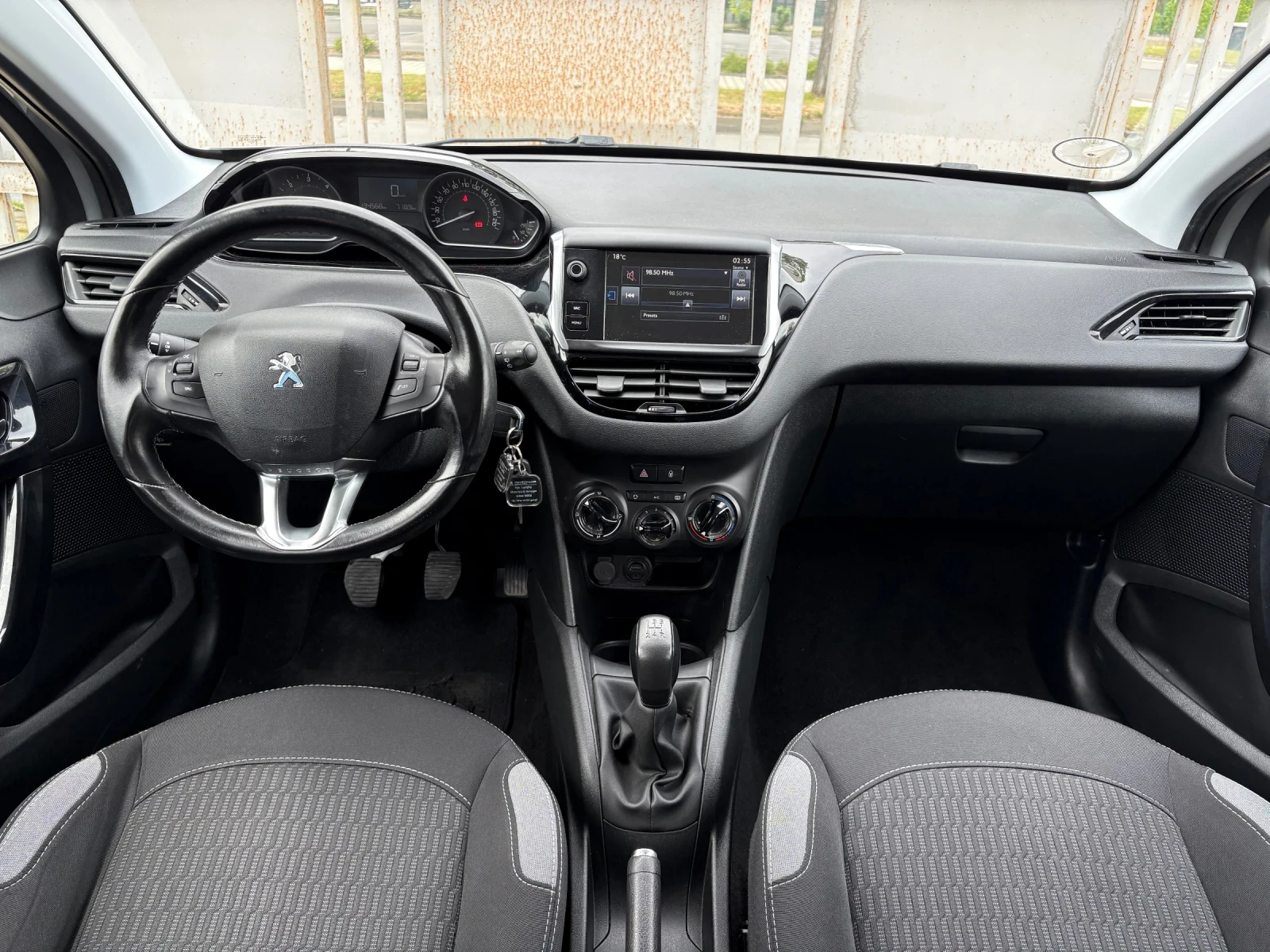Peugeot 208 1.6 Blue HDI Euro 6, снимка 10 - Автомобили и джипове - 54270565