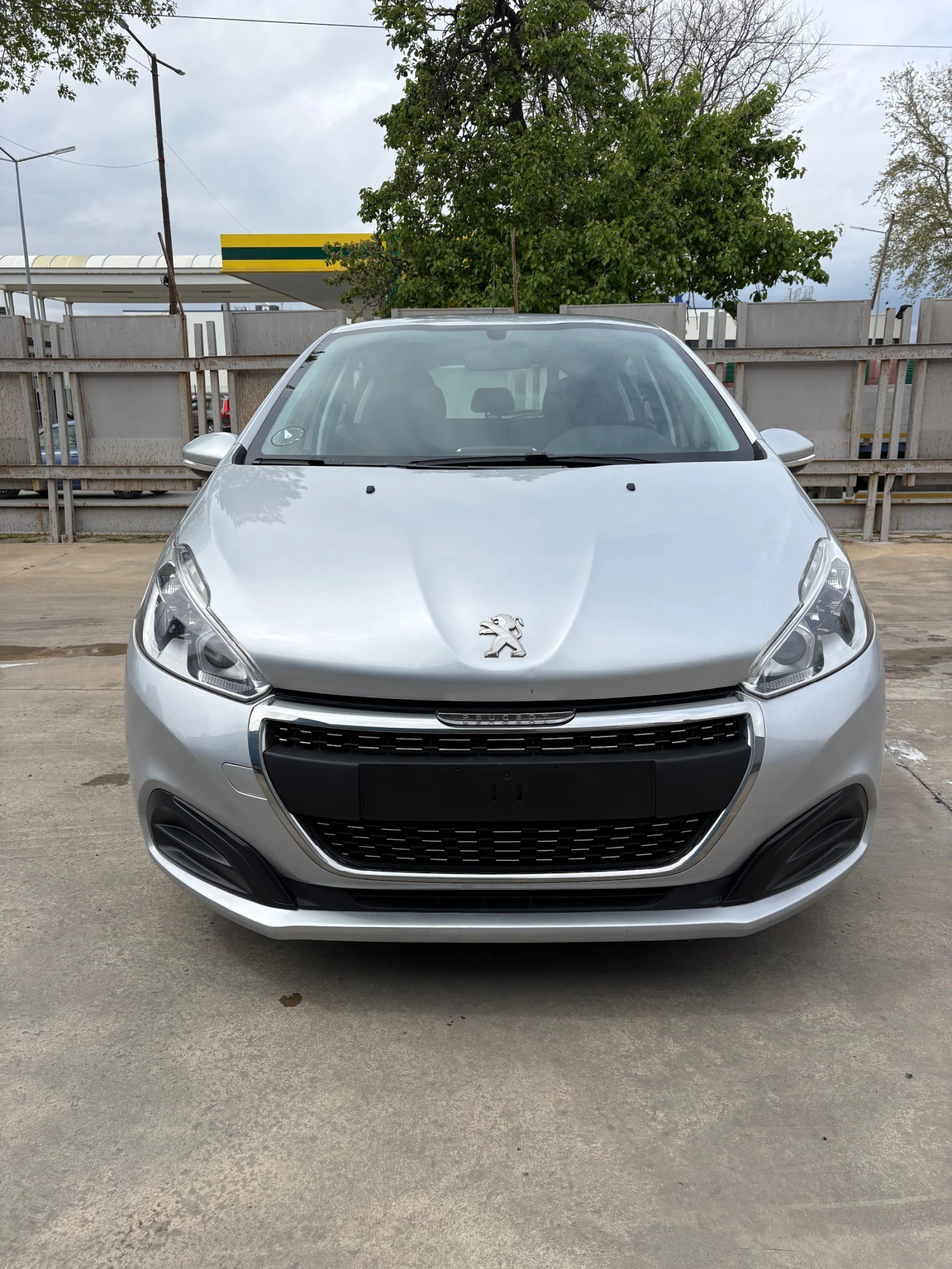 Peugeot 208 1.6 Blue HDI Euro 6, снимка 8 - Автомобили и джипове - 54270565