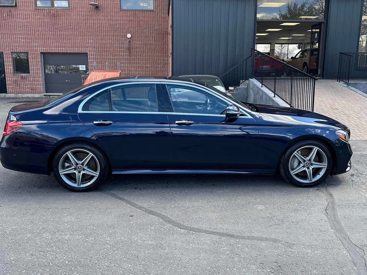 Mercedes-Benz E 400 CARFAX, снимка 3 - Автомобили и джипове - 54479650