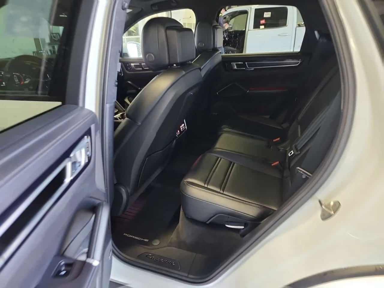 Porsche Cayenne GTS| ОБДУХВАНЕ| PANO| AMBIENT| 360| , снимка 12 - Автомобили и джипове - 54457230