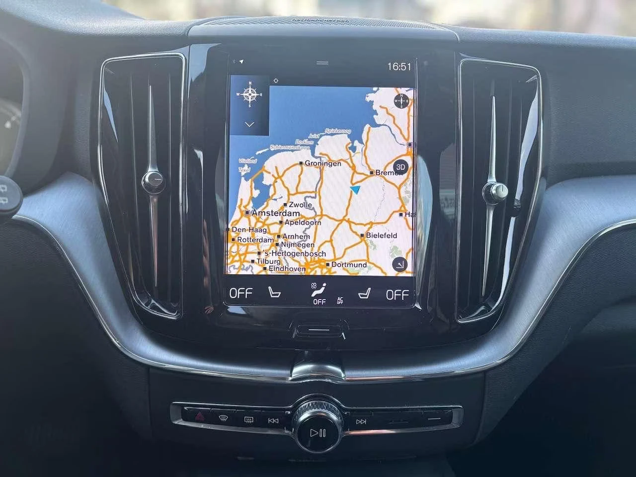 Volvo XC60 B4/MOMENTUM-PRO/197HP/CAM/H&K/LED/KLESS/CPLAY/625q, снимка 12 - Автомобили и джипове - 55739275