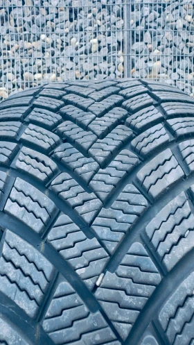 Гуми Зимни 235/50R19, снимка 10