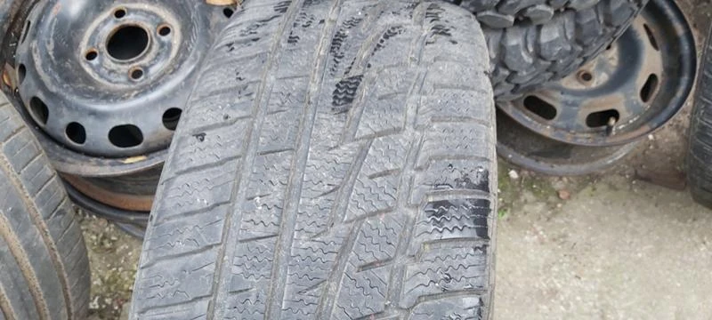 Гуми Зимни 225/45R17, снимка 1 - Гуми и джанти - 35608144