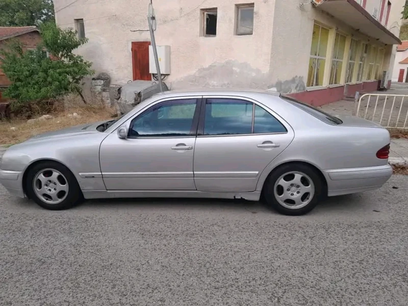 Mercedes-Benz E 220, снимка 4 - Автомобили и джипове - 47454325