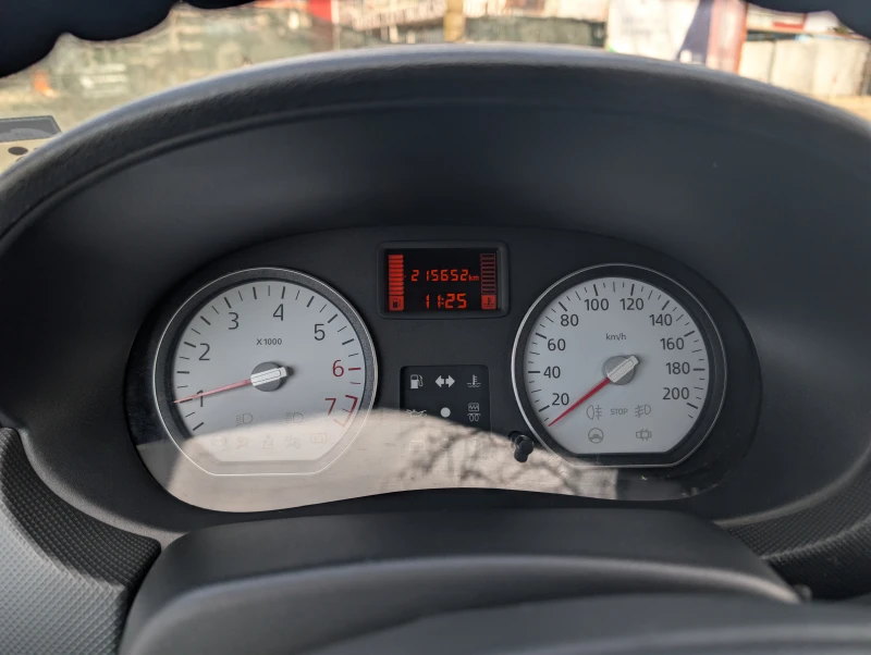 Dacia Logan 1.6i 7 места, снимка 9 - Автомобили и джипове - 52800134