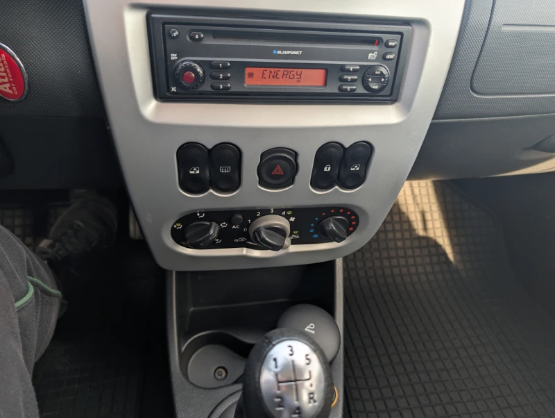 Dacia Logan 1.6i 7 места, снимка 10 - Автомобили и джипове - 52800134